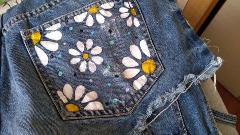 Senior Painted Jeans, Custom Jeans Diy, Illusion Tattoos, Optical Illusion Tattoos, Spot Painting, Painted Shorts, Painted Clothes Diy, Diy Denim Jacket, Denim Art