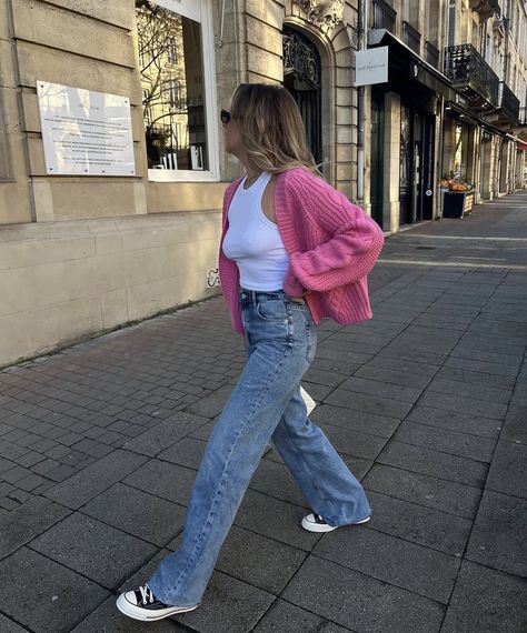 Pink Mock Neck Outfit, Chic Outfit Ideas Classy, Spring Outfits 2024 Street Style, Spring Outfits Colorful, Istanbul Outfits, Pink Bag Outfit, Spring Outfits With Jeans, Frühling Outfits, Pink Jeans Outfit