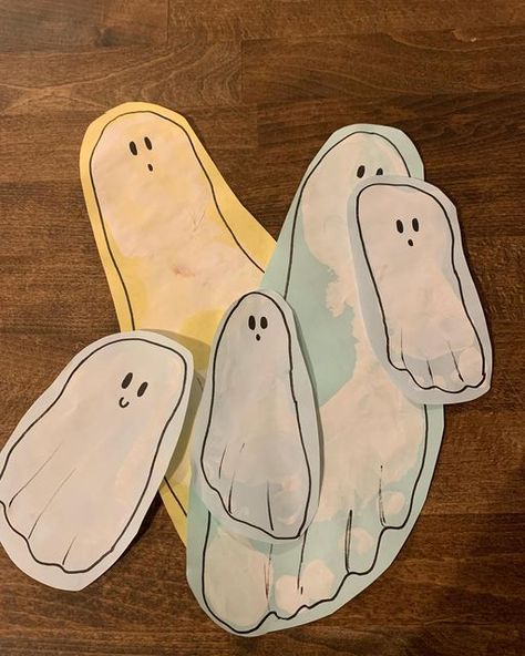 Tates and babe 🤍 on Instagram: "📍Home - messy play 🛁 Another super fun activity to do with your little ones. Before the weekend we made some spider hand prints and now we have made some ghost footprints! All you need is • White paint • Coloured paper • A black pen • Scissors We have extended this activity and hung them up with our spiders! Little man is loving having his decorations up and is constantly staring at them. #messyplayideas #babyhalloween #kidsfunathome #messyplay" Ghost Footprints, Coloured Paper, Hand Prints, White Paint Colors, Fun Activities To Do, Messy Play, Black Pen, Done With You, Activities To Do