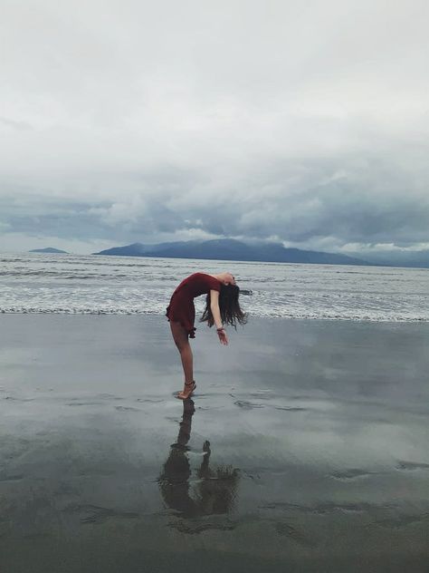 Beach Rain Photoshoot, Rainy Beach Aesthetic, Beach Aesthetic Outfits, Beach Rain, Rain Aesthetic, Inspiration Portrait, Beachy Hair, Ideal World, In The Beach