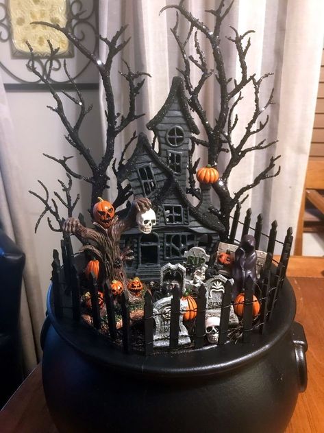 Haunted Fairy House, Diy Halloween Village Display, Mini Halloween House, Halloween Village Ideas, Halloween Houses Diy, Halloween Fairy House, Halloween Diaroma, Halloween Diorama Ideas, Halloween Village Display Ideas