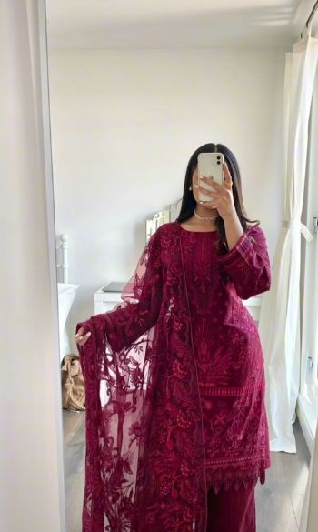 Pakistani Suit Aesthetic, Red Eid Outfit, Pakistani Suits Aesthetic, Black Desi Clothes, Asian Clothes Aesthetic, Asian Clothes Pakistan, Desi Eid Outfits, Shalwar Kameez Aesthetic, Simple Pakistani Dresses Shalwar Kameez