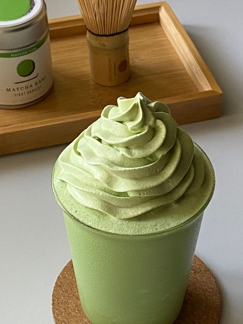 Matcha Frappe Aesthetic, Matcha Frappe Recipe, Matcha Frappuccino Recipe, Matcha Whipped Cream, Matcha Powder Recipes, Matcha Food, Health Benefits Of Matcha, Matcha Frappuccino, Matcha Cocktail