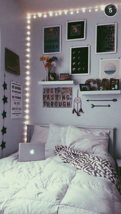 Simple Aesthetic room with lights on wall and letter boards Zimmer Diy, Cute Dorm Rooms, Cute Bedroom Ideas, Trendy Bedroom, Small Room Bedroom, Room Decorations, Room Inspiration Bedroom