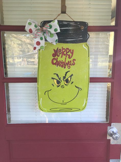 Mason jar Grinch Christmas door hanger. Cut from wood and painted with acrylic paint. #cripplecreekcrafts Grinch Christmas Door, Mason Jar Door Hanger, Christmas Tree Decorating Tips, Mason Jar Sign, Grinch Crafts, Burlap Door Hanger, Burlap Crafts, Christmas Door Hanger, Christmas Door Decorations