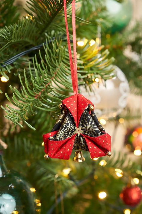 Free small quilted Christmas bell ornament Folded Patchwork, Diy Quilted Christmas Ornaments, Fabric Christmas Decorations, Christmas Sewing Patterns, Origami Shapes, Patchwork Christmas, Christmas Patchwork, Ornament Template, Christmas Sewing Projects