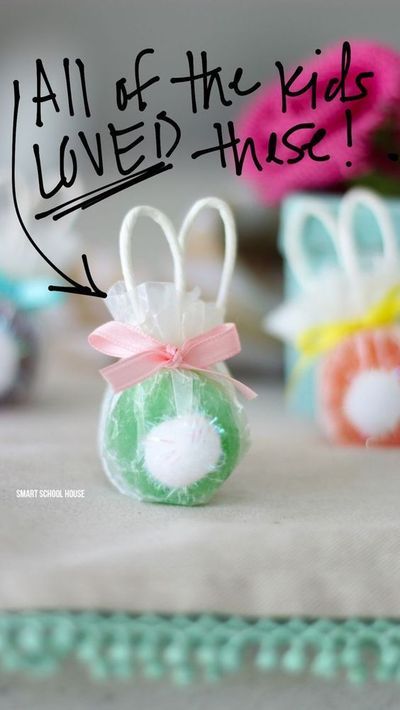 These DIY bunny lollipops are perfect for the kids with this easy idea from Smart School House! Easter will be more fun with these bunny-shaped lollipops in your kids' Easter baskets! See how easy these are to make! Kids love them! #easter #kids #diy #lollipops #howto #spring #easterbasket #homemade Diy Lollipops, Smart School House, Diy Bunny, Easter Snacks, Diy Easter Gifts, Smart School, Easter Goodies, Easy Easter Crafts, Easter Bunny Crafts