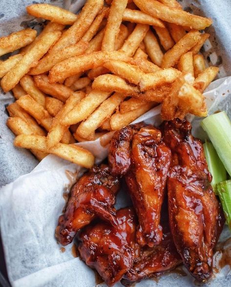 Wings And Fries, Wings Food, African Recipes Nigerian Food, Bbq Chicken Wings, Junk Food Snacks, Nigerian Food, Fall Dinner Recipes, Anime Food, Poutine