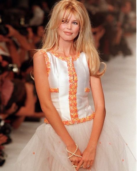 Claudia for Chanel #supermodel #fashion #show #paris #fashionweek #runway #catwalk  #chanel #karllagerfeld #legend #topmodel #icon #beauty… Glamorous Chic Life, Vogue Vintage, Models 90s, Toni Garrn, Original Supermodels, 90s Supermodels, 90s Models, 1990s Fashion, Chanel Spring