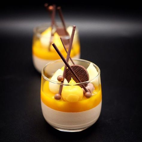 Praline Mousse, Fancy Desserts Presentation, Mango Compote, Almond Praline, Portable Dessert, Antonio Bachour, Fancy Desserts Recipes, Fine Dining Desserts, Mini Dessert Cups