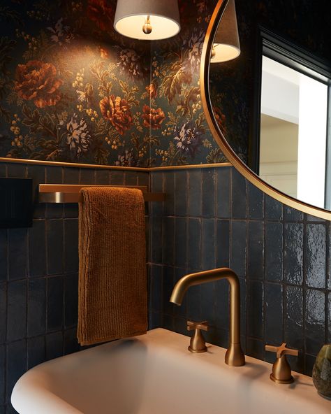 In San Francisco’s Noe Valley, Form + Field Reimagines an Edwardian Grande Dame - 1stDibs Introspective Half Bath Ideas Modern, Bar Bathroom Ideas, Half Bath Ideas, Moody Powder Room, Moody Bathroom, Bar Toilet, Holiday Living Room, Dark Bathrooms, Design Del Prodotto