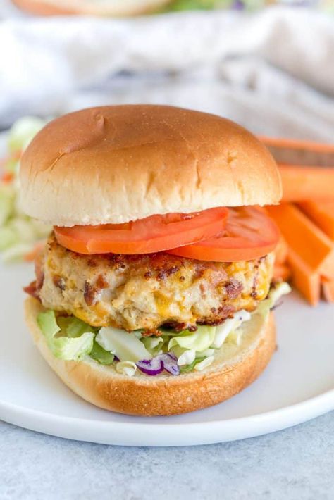 Easy Chicken Burger Recipe, Chicken Ranch Burgers, Bacon Ranch Chicken, Ranch Burgers, Ground Chicken Burgers, Cheddar Burger, Chicken Burgers Recipe, Buffalo Chicken Sandwiches, Lean Chicken