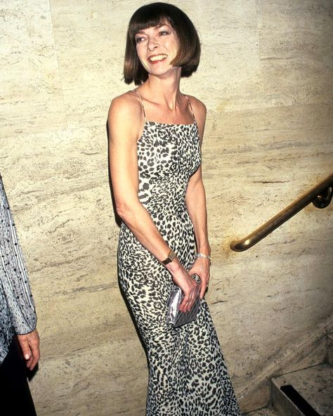 Who What Wear on Instagram: “Looking back 20 years, Anna Wintour's earliest style moments were surprisingly bold. Tap the link in our bio to see the trends she was…” Anna Wintour Young, Anna Wintour Style, Laura Bailey, Magazine Vogue, Poppy Delevingne, Stockholm Street Style, Sienna Miller, Anna Wintour, Sequin Party Dress