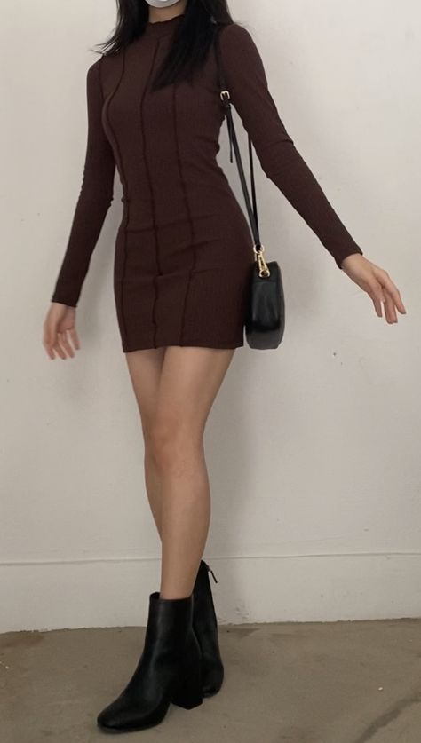 Casual Dinner Dresses, Body On Dress With Boots, Boots With Bodycon Dress, Short Dress And Boots Outfit Winter, Fest Outfit Summer, Brown Ribbed Dress Outfit, Bday Dress Outfit, Brown Short Dress Outfit, Bodycon Dress Outfit Ideas