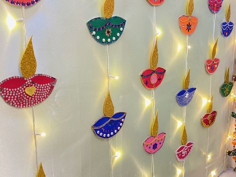 Deepavali Decorations In School, Diwali Backdrop Ideas, Diwali Wall Decoration, Diwali Crafts For Kids, Diy Diwali Lanterns, Diwali Craft For Children, Diwali Decoration Lights, Diwali Art, Diwali Activities