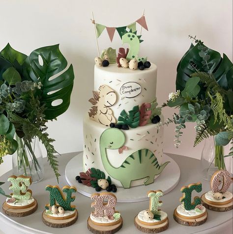 First Birthday Boy Dinosaur Theme, Happy Bday Cake, Baby Dinosaur Party, Dino Birthday Cake, Dinosaur Cakes, Dinosaur Baby Shower Theme, Dinosaur Birthday Theme, Dinosaur Birthday Party Decorations, Dinosaur Birthday Cakes