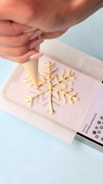 Easy Snowflakes, Ariana Birthday, Chocolate Snowflakes, White Chocolate Snowflakes, Sanding Sugar, Simple Snowflake, School Cake, Sweet Christmas, Candy Melts