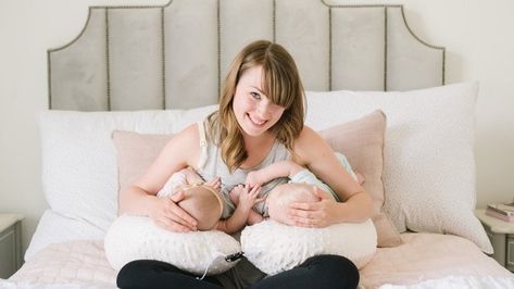 How is the Twin Z Pillow different from other twin breastfeeding pillows? via @twinsandmore_co Twin Feeding Pillow, Twin Baby Gear, Twin Pillow, Twin Baby Carrier, Twin Mum, Twins Mommy, Sleeping Twins, Breastfeeding Twins, Baby Registry Must Haves