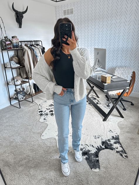 Jeans And Cardigan Outfit Winter, Causal Jean Outfits, Light Straight Jeans Outfit, Black Bodysuit Outfit Jeans, Black Bodysuit Outfit Casual, Light Wash Jeans Outfit Winter, Black Bodysuit Outfit Winter, Grey Cardigan Outfit Casual, Fall Outfits Mom Jeans