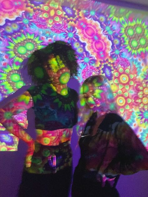 Projector Party Ideas, Trippy Party Decorations, Trippy Party Ideas, Trippy Birthday Party, Trippy Wedding, Rave Birthday Party, Duo Best Friends, Trippy House, Unique Event Ideas