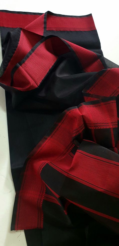 Maheshwari Silk/Cotton Handwoven  plain Black saree with Red thread Borders. Black Saree With Red Border, Fashion Drawing Dresses, Red Thread, Black Saree, Saree Look, Plain Black, Saree Collection, Pakistani Dresses, Fashion Drawing