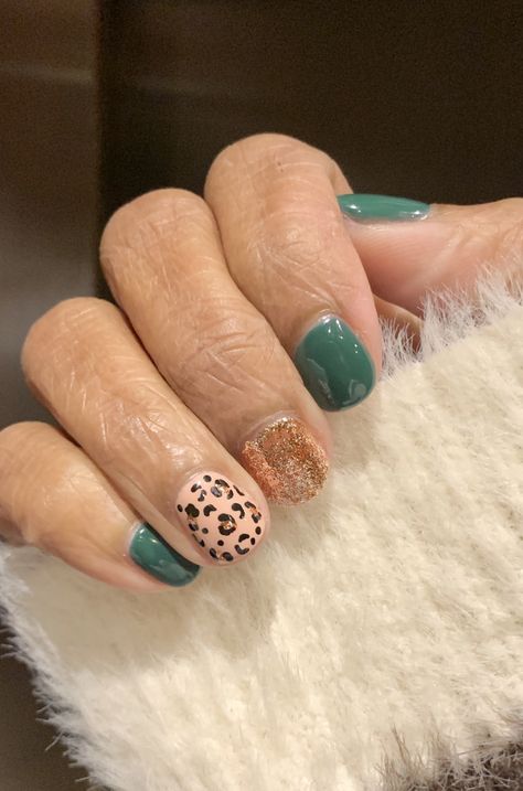 Green And Gold Leopard Nails, Green Pink Gold Nails, Rose Gold And Green Nails, Christmas Cheetah Nails, Green And Rose Gold Nails, Green Cheetah Nails, Gold Leopard Print Nails, Leopard Print Nails Short, Green Leopard Nails