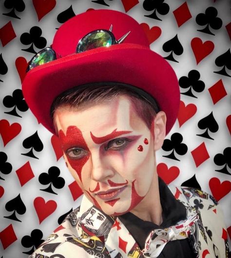 Clown Face Paint Men, King Of Hearts Makeup, Jester Makeup For Men, Drag King Makeup Ideas, Drag King Outfits, Drag King Makeup, Jester Makeup, Red Queen Costume, Drag Kings