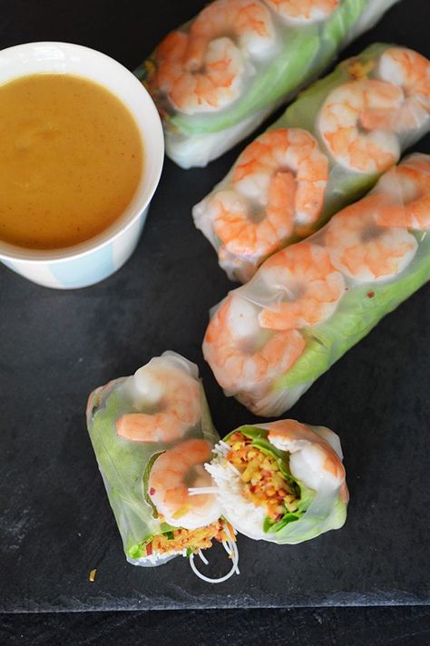 ROULEAUX DE PRINTEMPS AUX CREVETTES, SAUCE AUX ARACHIDES Amazing Food Photography, Shrimp Spring Rolls, Peanut Sauce, Vegan Dessert Recipes, Asian Cooking, Spring Rolls, Healthy Dessert Recipes, Healthy Dessert, Food Preparation