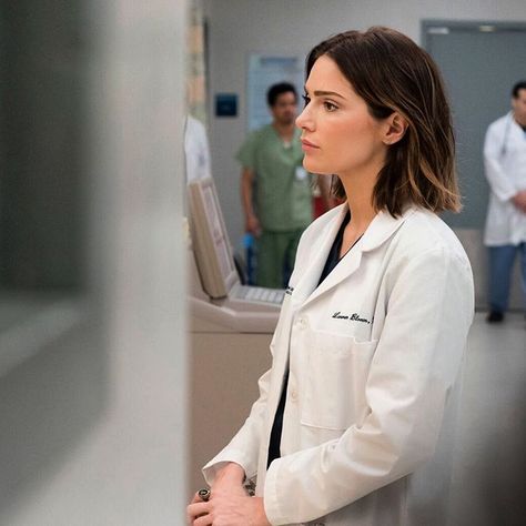 Janet Montgomery no Instagram: “It’s my birthday and I am also on your tv’s tonight. Today is the best day ever. #nbc #newamsterdam #damfam #bloom” Dr Bloom New Amsterdam Hair, Lauren Bloom New Amsterdam Hair, Janet Montgomery Hair, Dr Lauren Bloom, Janet Montgomery New Amsterdam, Dr Bloom New Amsterdam, Lauren Bloom, Janet Montgomery, Today Is The Best Day