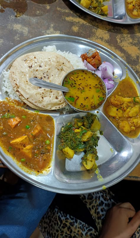 Lunch Thali Indian, Indian Fast Food, Delicious Food Image, Indian Food Photography, Indian Thali, Desi Khana, Foodie Pics, All Food Recipes, Foodie Instagram