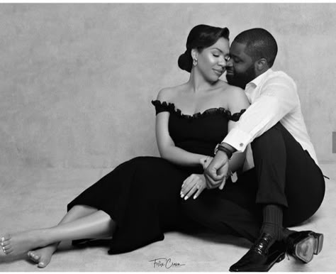 Black And White Anniversary Photoshoot, Professional Couple Photos, Anniversary Photo Shoot Ideas, Engagement Photo Shoot Poses, Pre Wedding Photoshoot Theme, Prewedding Shoot, Pre Wedding Photoshoot Outfit, Photo Shoot Poses, Wedding Shoot Ideas