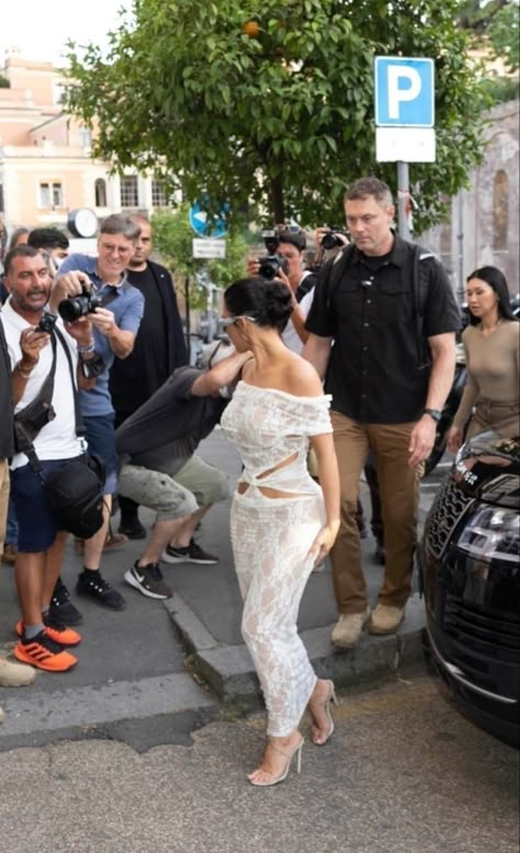 Kim Kardashian Italy, Kardashian Italy, Kourtney Kardashian Pregnant, Kylie Jenner Workout, Kris Jenner House, Kardashian Pregnant, Kim Kadarshian, Jenner House, Kim Kardashian Outfits