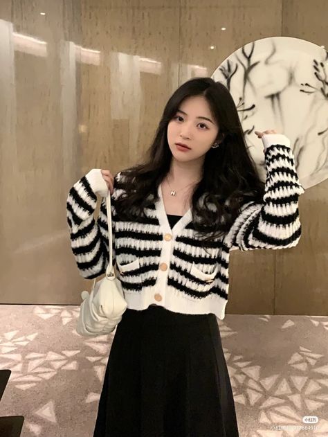 Clothes Korean Style, Korean Casual Outfits, Trendy Fashion Tops, Korean Fashion Dress, Korean Girl Fashion, Classy Work Outfits, Fashionista Clothes, Causual Outfits, Fashion Attire