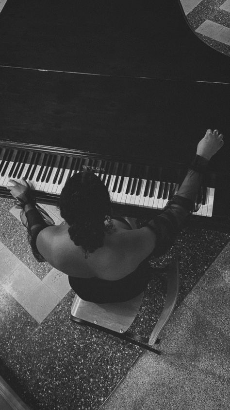 Black Pianist Aesthetic, Woman At Piano, Poses With Piano, Girl Playing Piano Aesthetic, Pianist Photoshoot, Piano Woman, Piano Photoshoot, Piano Photography, Piano Photo