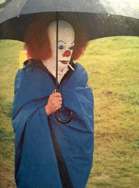 36 Amazing Behind the Scenes Photos from Horror Movies Horror Movie Scenes, Tim Curry, Le Cri, Alien Queen, Horror Pictures, Classic Horror Movies, Best Horrors, The Clown, Halloween Movies