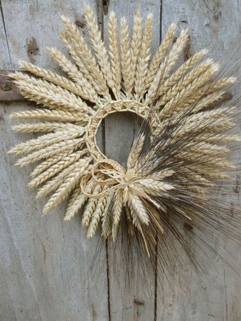 Corn Dollies, Burlap Crafts Diy, Wheat Weaving, Wheat Wedding, Wheat Wreath, Corn Husk Wreath, Corn Dolly, Straw Art, Basket Wreath