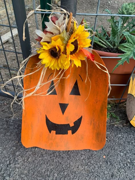 Old shovel painted as a pumpkin Welcome To Our Nest, Fall Wood Crafts, Crafts Fall, Fall Pumpkin Crafts, Fall Decor Diy Crafts, Halloween Wood Crafts, Halloween Crafts Decorations, Fall Deco, Fall Thanksgiving Decor