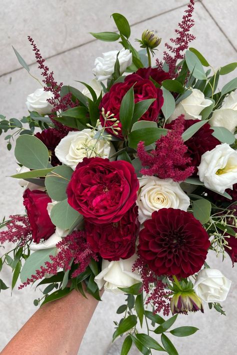 Red Hydrangea Bouquet, Red Dahlia Bouquet, Diy Wedding Bouquet Fake Flowers, Proposal Flowers, Nikkah Decor, Hydrangea Centerpiece Wedding, Wedding Bouquet Fake Flowers, Dahlia Wedding Bouquets, Winter Bridesmaid