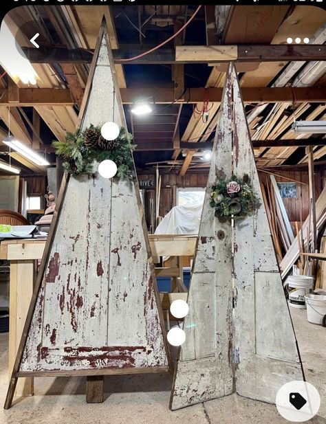 Old Wood Door Christmas Trees, Christmas Tree Made Out Of Old Door, Christmas Tree From Old Door, Christmas Trees From Old Doors, Christmas Tree Made From Old Door, Vintage Door Christmas Tree, Christmas Trees Made From Old Doors, Wooden Door Christmas Trees, Door Trees Christmas