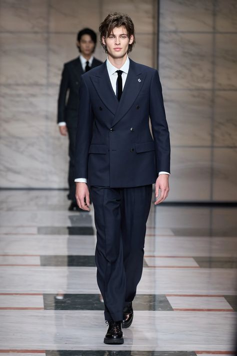 Suits 2023, Armani Suits For Men, Armani Suit, Armani Menswear, Giorgio Armani Fall 2023, Pink Suit Men, Giorgio Armani Men, Giorgio Armani Runway, Giorgio Armani Male Models