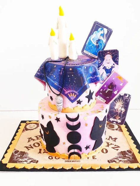 Un gâteau witch, mauve, bleu et noir. Avec des bougies, cartes, chats noirs... Tarot Card Cake Ideas, Witch Cake Birthdays, Witchy Birthday Cake, Witchy Cake, Mystic Cakes, Witch Cake, Birthday Sheet Cakes, 34th Birthday, 40th Birthday Cakes