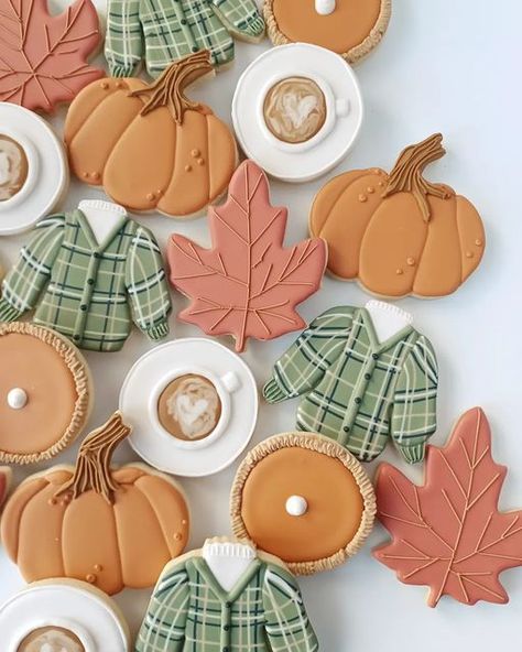 Sweater Pumpkin Cookies, Pumpkin Cookies Decorated, Decorated Biscuits, Sweater Cookies, Autumn Cookies, Cookie Making, Sweater Pumpkins, Thanksgiving Cookies, Crisp Autumn