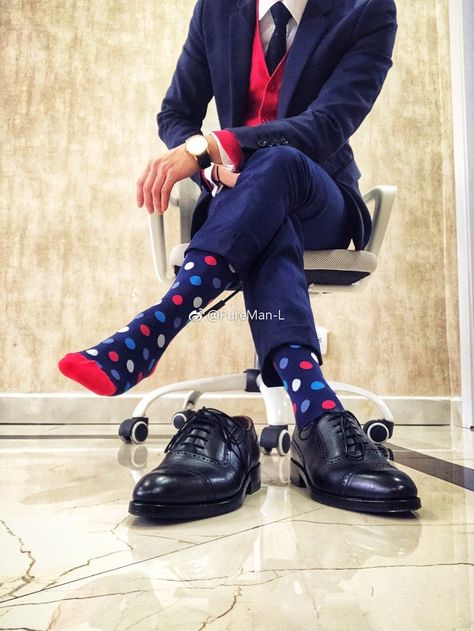 Men Socks Outfit, Colorful Socks Outfit, Socks Inspiration, Womens Pyjamas, Men Socks Suit, Mens Winter Socks, Mens House Shoes, Men In Socks, Clothes Matching