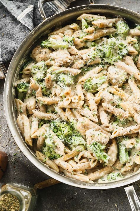 Broccoli Chicken Alfredo, Chicken Broccoli Alfredo Pasta, Creamy Chicken Broccoli, Broccoli Alfredo Pasta, Panini Recipes Chicken, Chicken Broccoli Alfredo, Broccoli Alfredo, Cheesy Chicken Broccoli, Chicken Alfredo Pasta