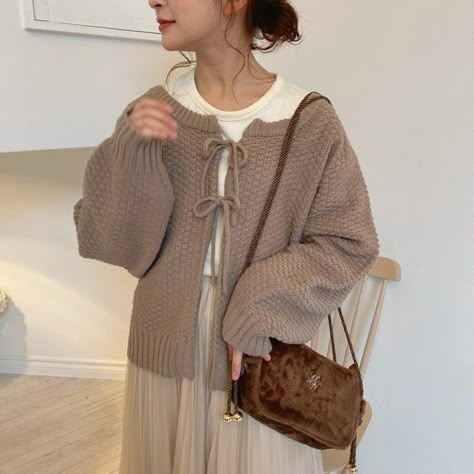 Beige Crochet Sweater, Cute Brown Clothes Aesthetic, Modest Crochet Clothes, Brown Aesthetic Clothes, Brown Clothes Aesthetic, Cute Brown Sweater, Brown Knitted Sweater, Crochet Sweater Design, Beige Crochet