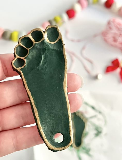 Diy Footprint Ornament, Mistletoe Handprint Craft, Salt Dough Footprint Ornaments, Homemade Mistletoe, Footprint Mistletoes, Diy Baby Christmas Gifts, Mistletoes Craft, Diy Mistletoe, Mistletoe Craft