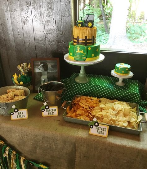 John Deere first birthday party Tractors Birthday Party, Tractor Birthday Party Theme, Farmer Birthday, John Deere Birthday Party, John Deere Party, John Deere Baby, John Deere Birthday, Easy Decorations, Tractor Birthday Party