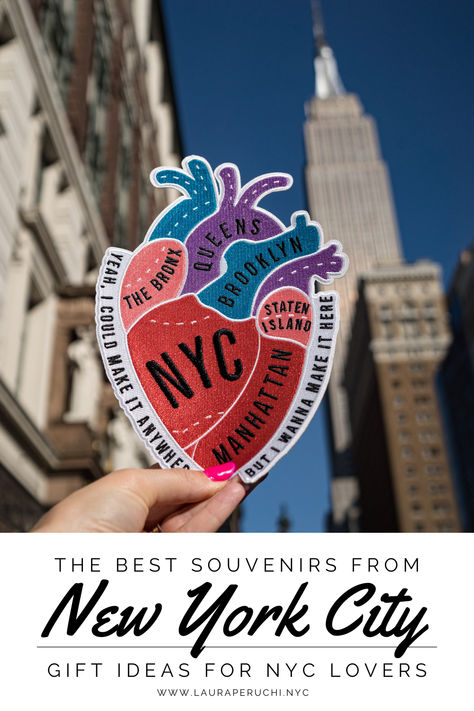 What better way to carry a piece of the city that never sleeps home than with a souvenir? I personally love original souvenirs, the “non-touristy” ones, with originality. So here’s a curated selection of the best non-obvious souvenirs from New York City. New York Suviners, Nyc Souvenirs, New York Souvenirs Gift, City Souvenir Design, Books Set In New York City, Nyc Tourist Map, Best Souvenirs, Nyc Guide, Wedding Gift Bags