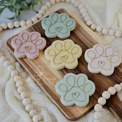 Simple and elegant paw print cookies. #cookiedecorating #cookieart #royalicingcookies #decoratedcookies #dogcookiesofinstagram #sugarcookies #cookiedecorating #royalicing #customcookies #cookiedecorator #baking #cookieartist Pet Cookies Decorated, Vet Cookies Decorated, Paw Print Cookies Decorated, Dog Decorated Cookies, Dog Themed Cookies, Dog Cookies Decorated, Paw Print Cookies, Puppy Cookies, Puppy Baby Shower