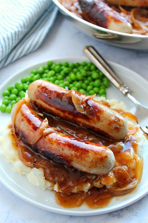 Bangers And Mash Recipe, Irish Sausage, Sausage And Mash, Bratwurst Recipes, Over Mashed Potatoes, Plats Healthy, Mash Recipe, Sausage Dishes, Bangers And Mash